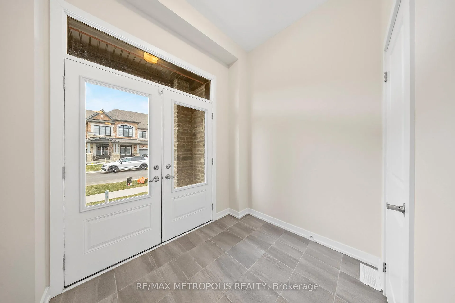 Photo 5 of 38 Singhampton Road, Vaughan, Kleinburg — HOMEH