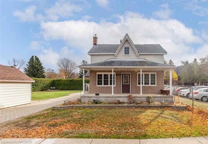 Front of 929 Huron Terrace
