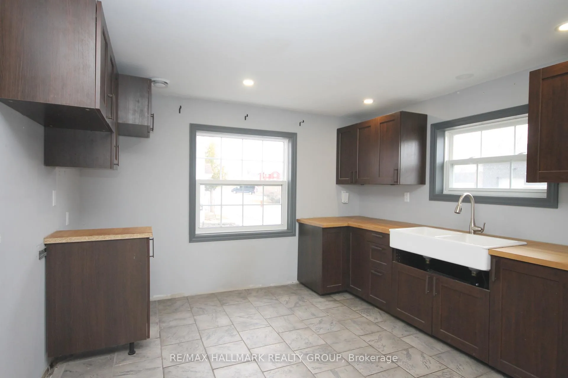 Photo 9 of 74 McGonigal Street W, Arnprior — HOMEH