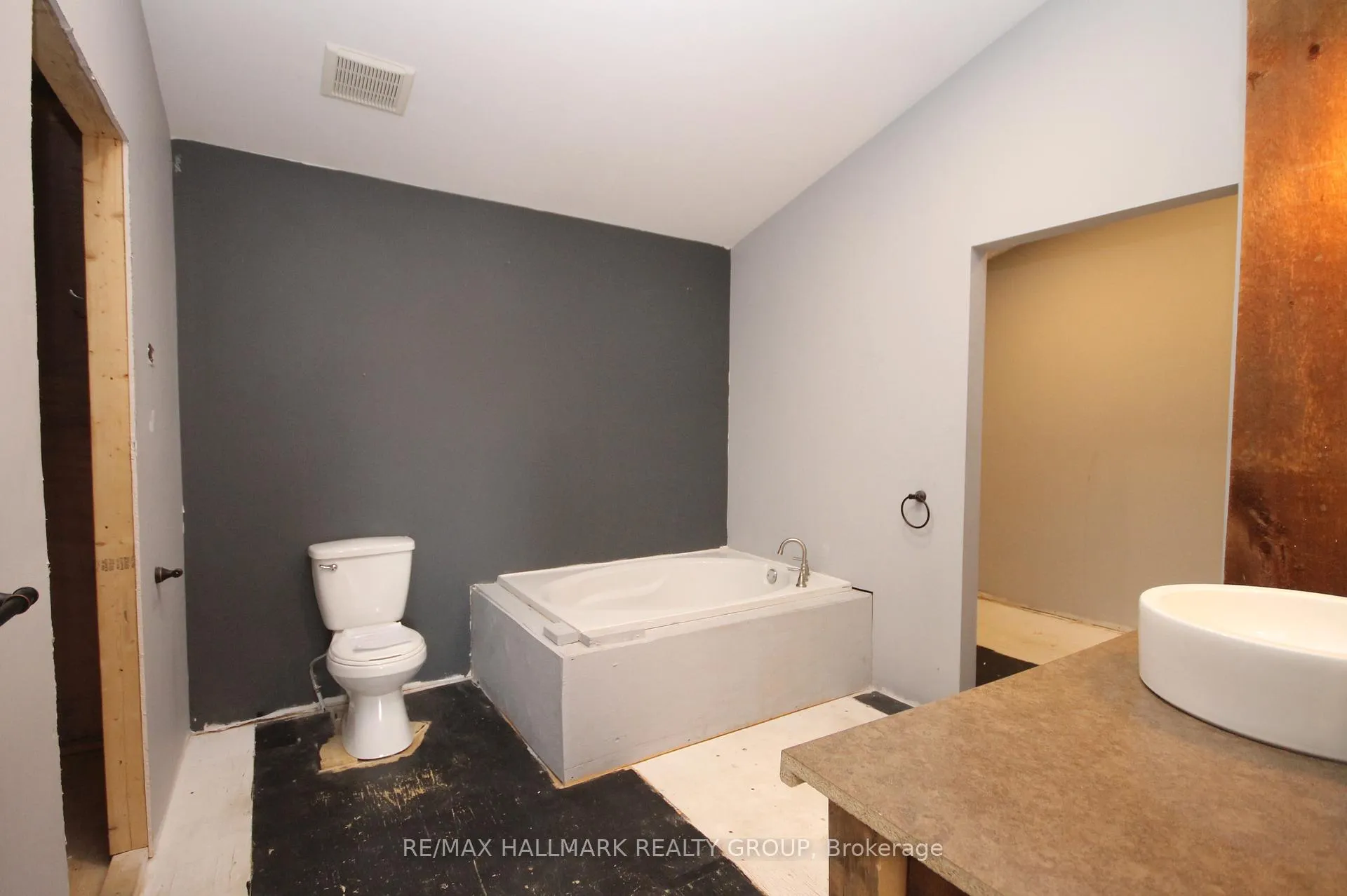 Photo 16 of 74 McGonigal Street W, Arnprior — HOMEH