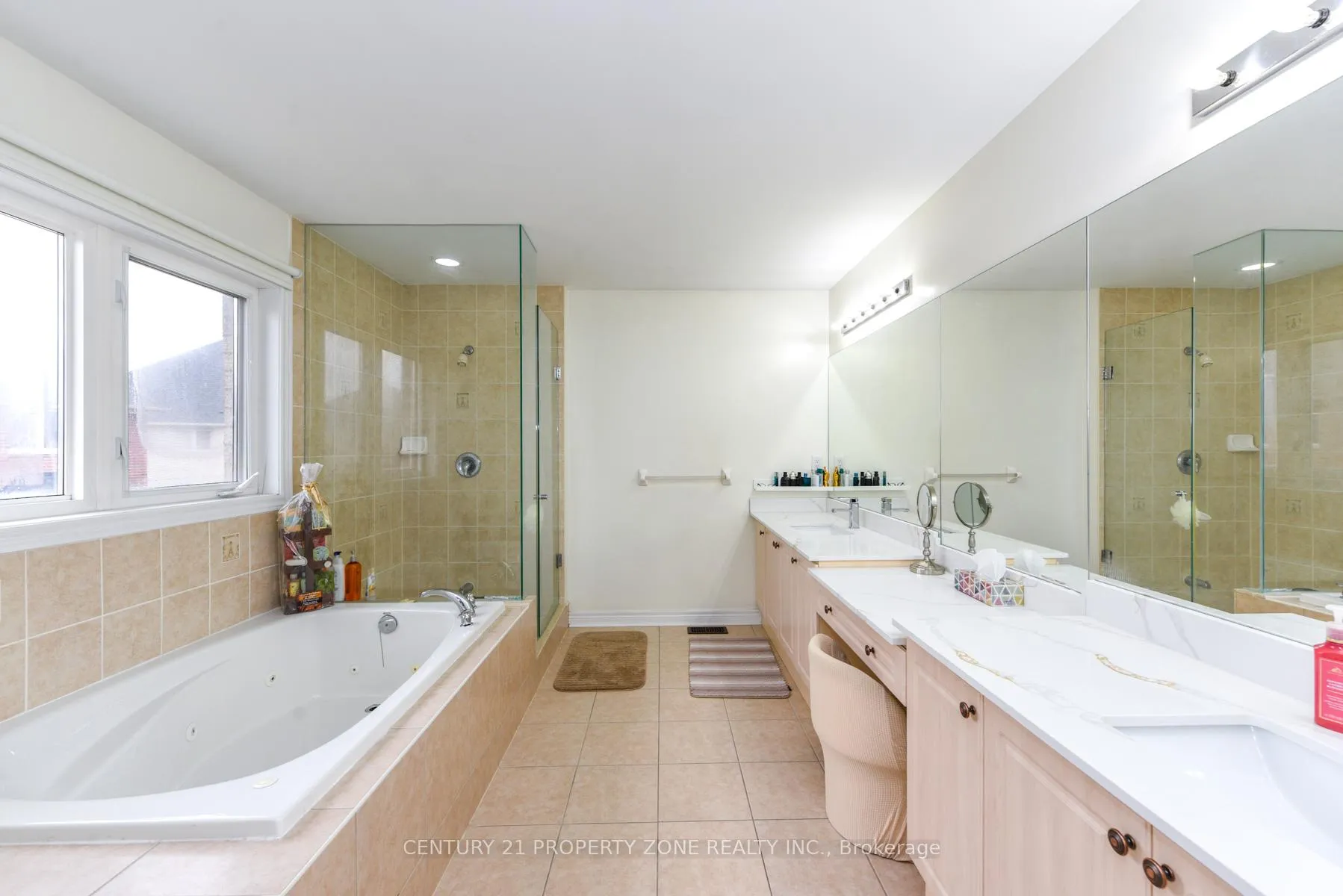 Photo 3 of 22 Jacksonville Drive, Brampton, Vales of Castlemore — HOMEH