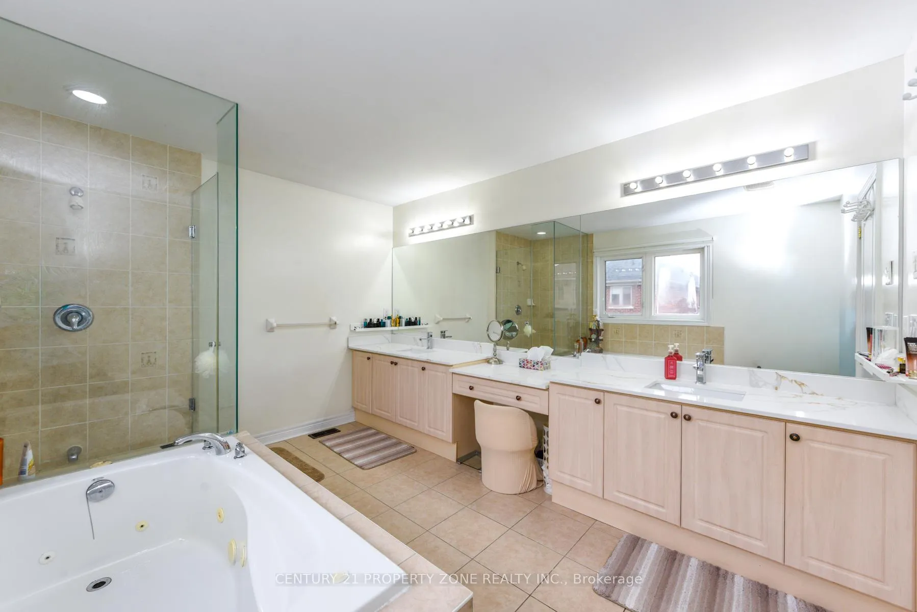 Photo 4 of 22 Jacksonville Drive, Brampton, Vales of Castlemore — HOMEH