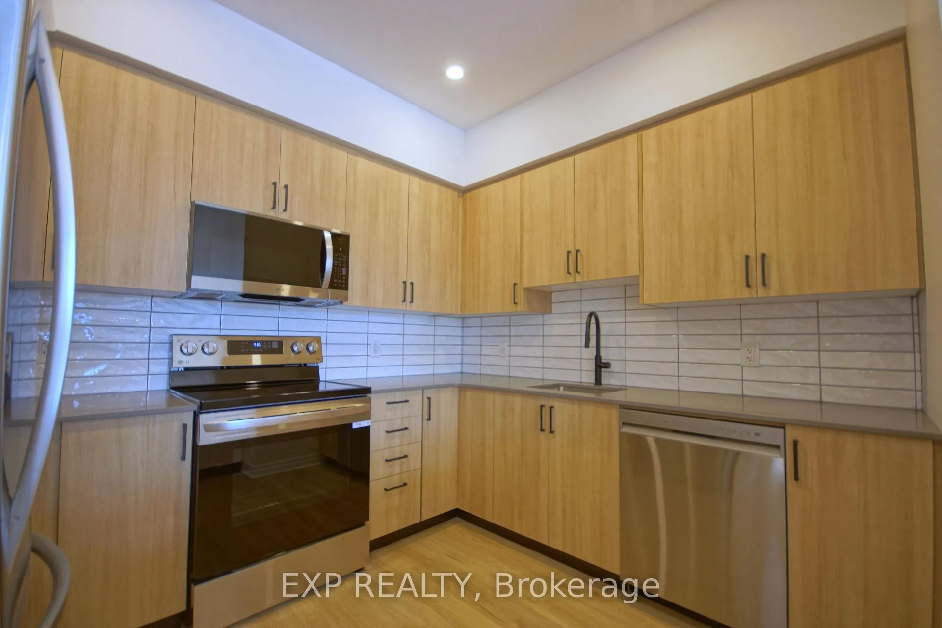 Photo 3 of 1353 Gosset Street, Ottawa, Cyrville Rd./Industrial Park — HOMEH