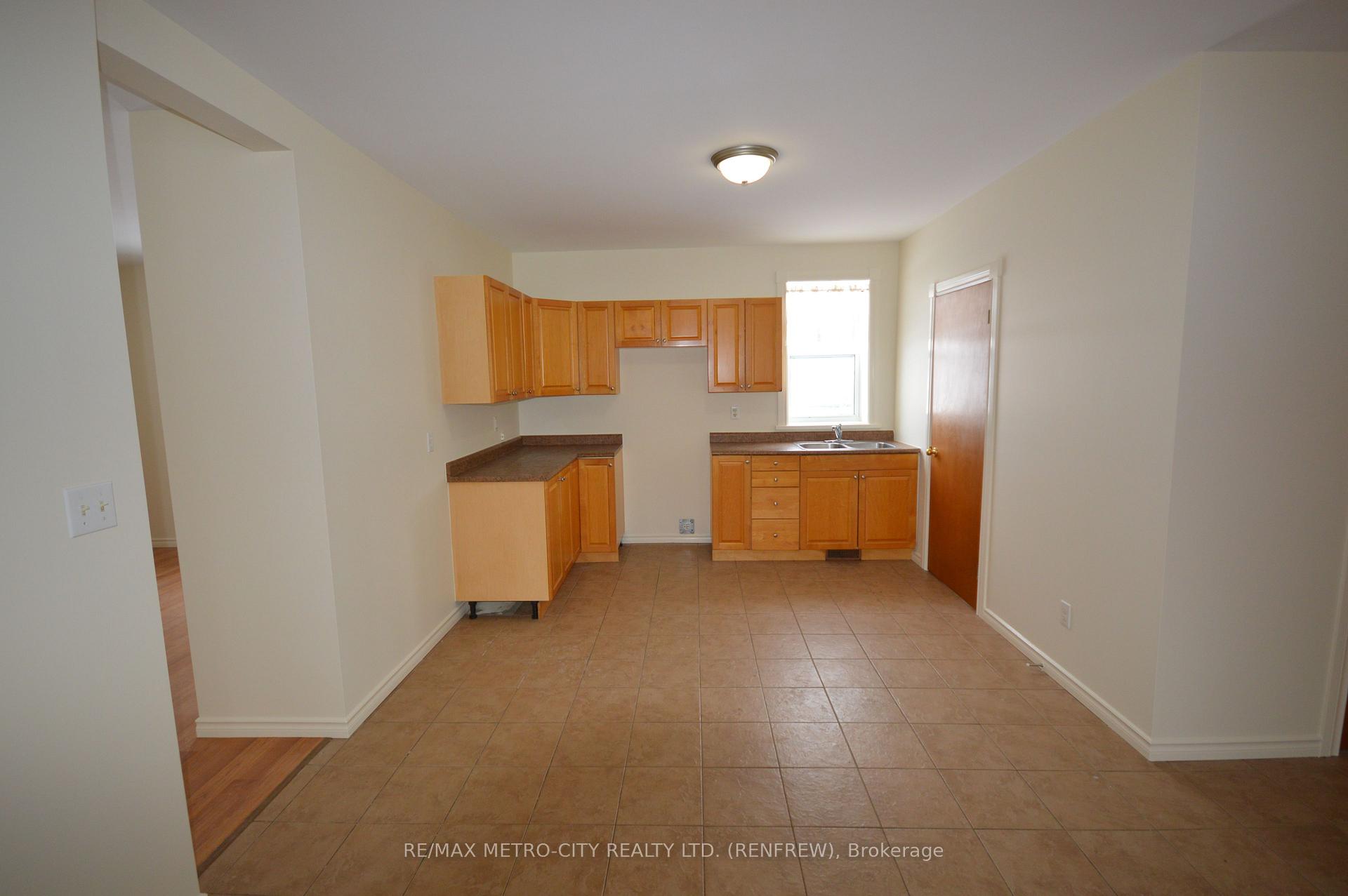 Photo 3 of 2089 Russett Drive, McNab/Braeside, Mcnab/Braeside Twps — HOMEH
