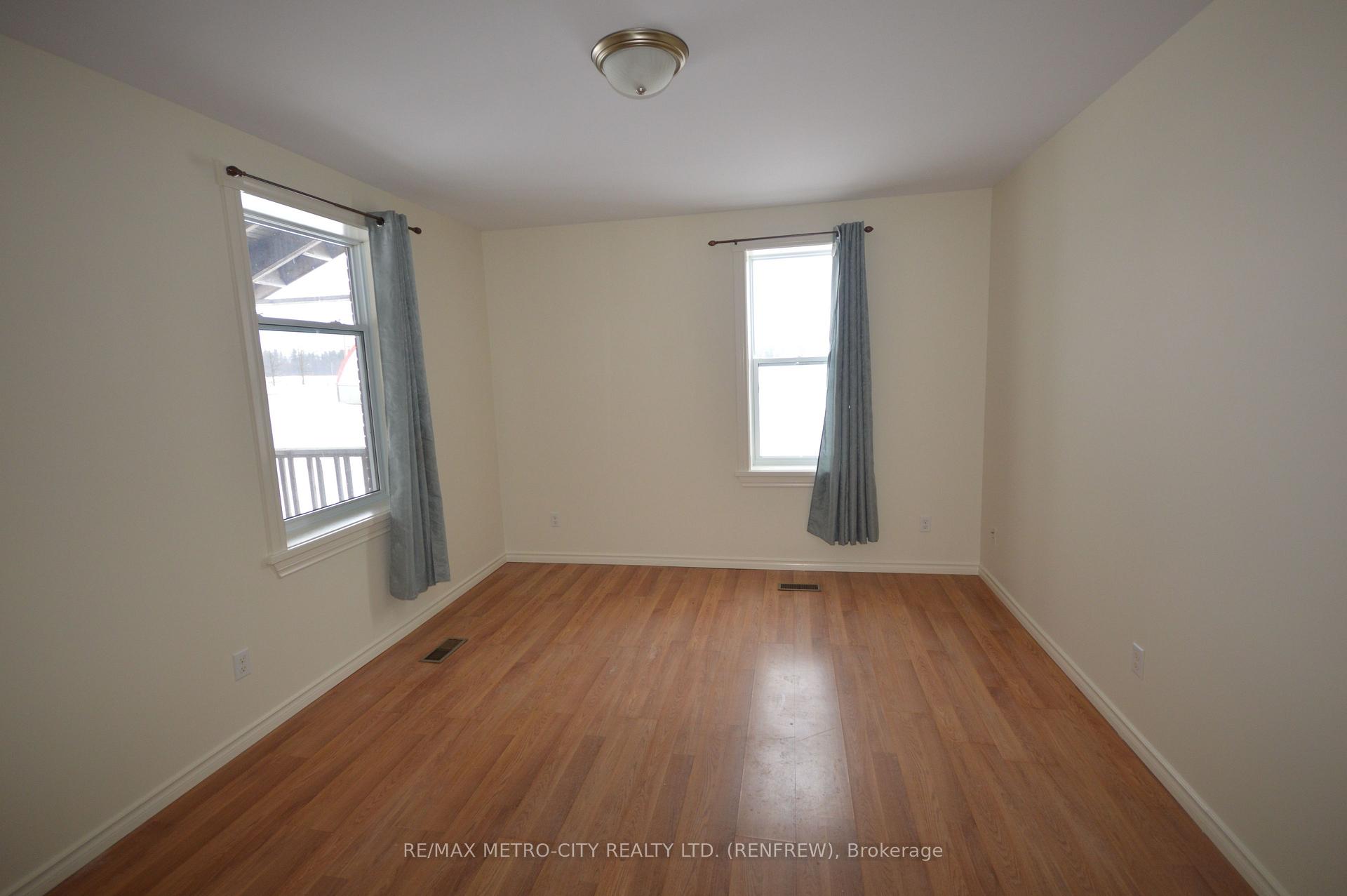 Photo 7 of 2089 Russett Drive, McNab/Braeside, Mcnab/Braeside Twps — HOMEH