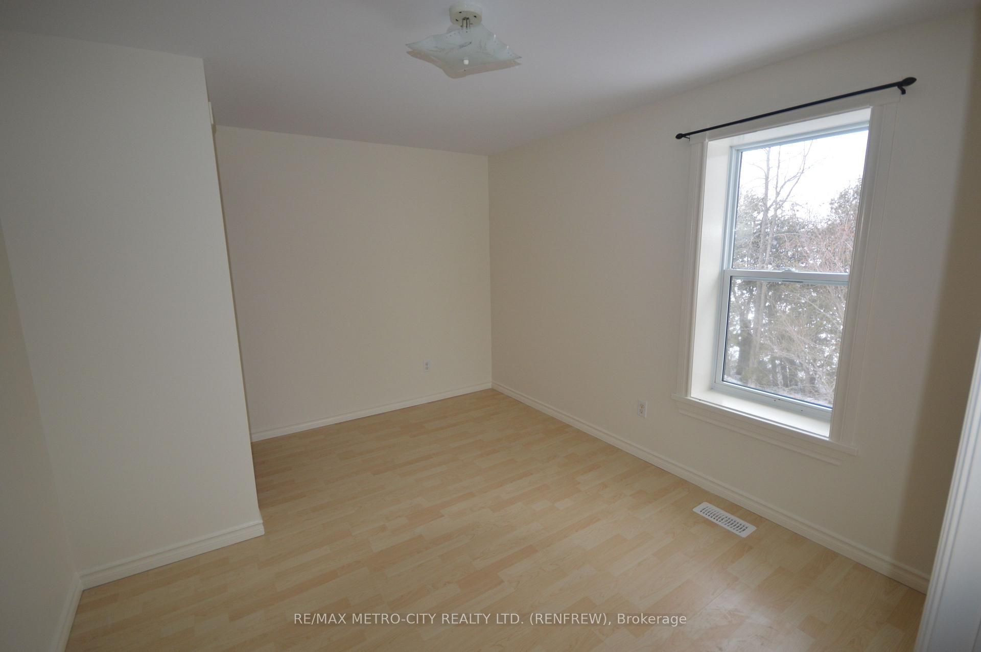 Photo 8 of 2089 Russett Drive, McNab/Braeside, Mcnab/Braeside Twps — HOMEH