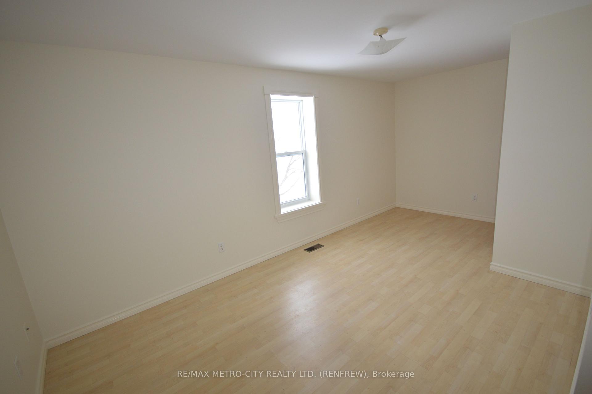 Photo 9 of 2089 Russett Drive, McNab/Braeside, Mcnab/Braeside Twps — HOMEH