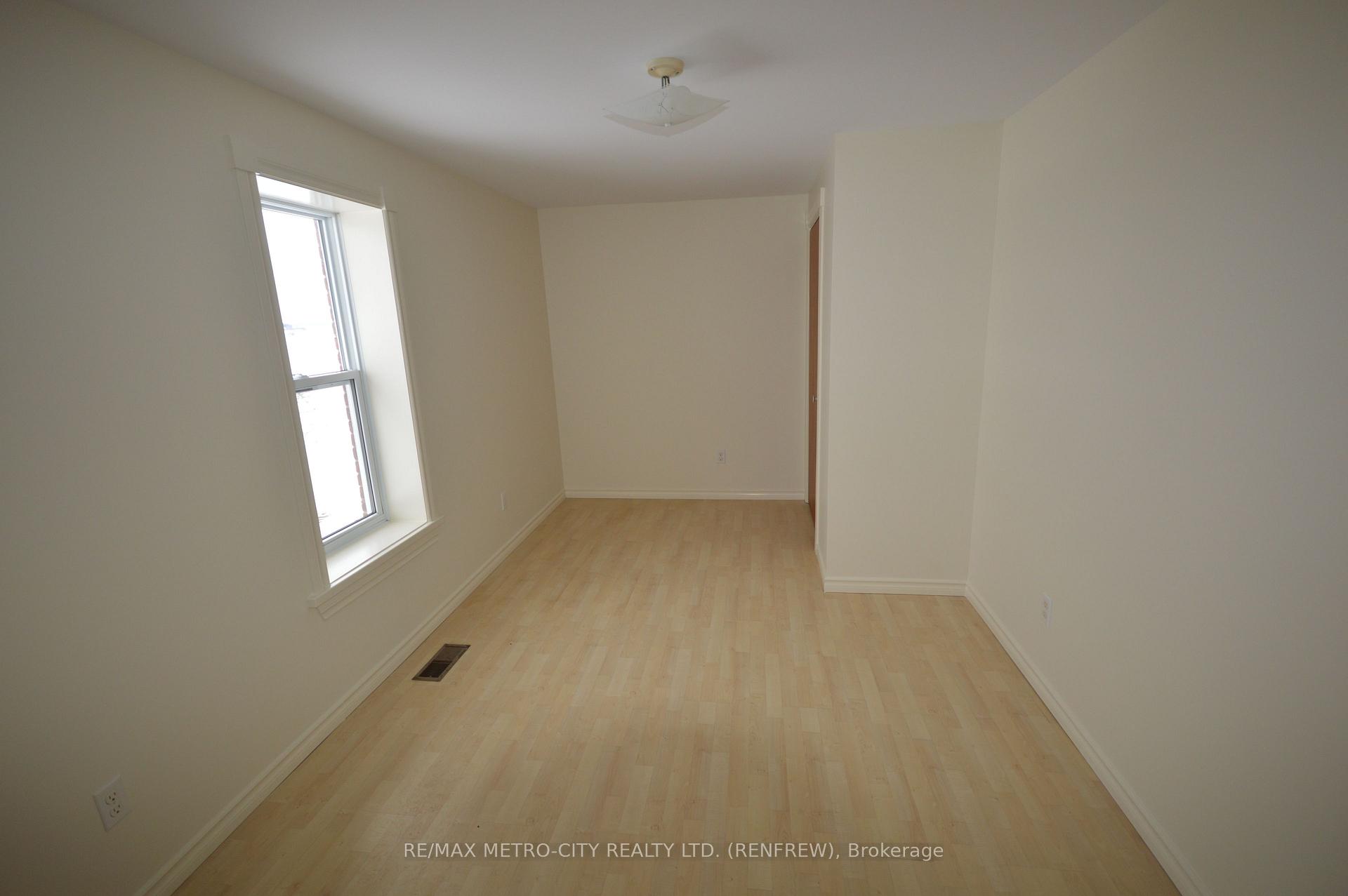 Photo 10 of 2089 Russett Drive, McNab/Braeside, Mcnab/Braeside Twps — HOMEH