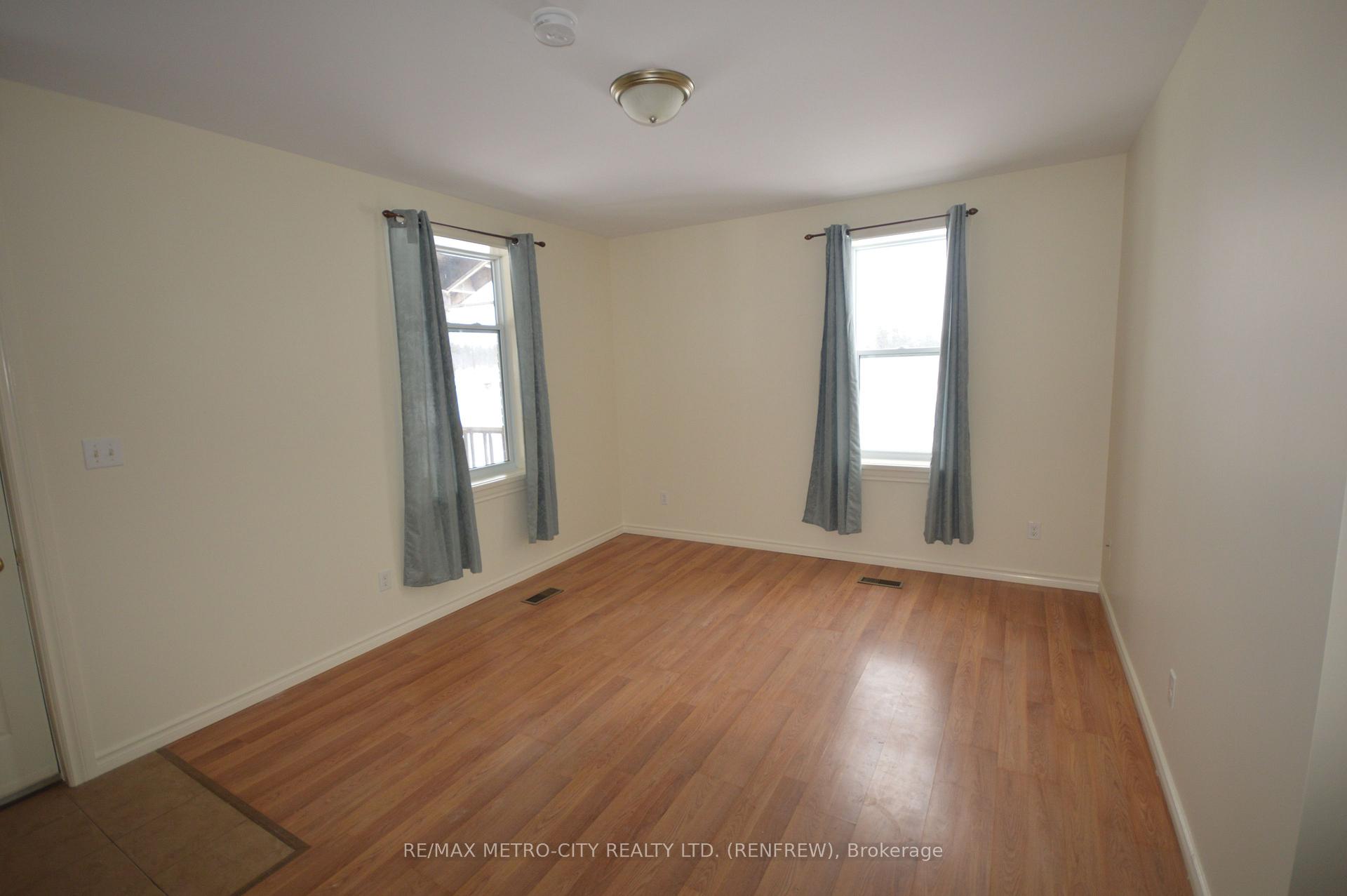 Photo 12 of 2089 Russett Drive, McNab/Braeside, Mcnab/Braeside Twps — HOMEH