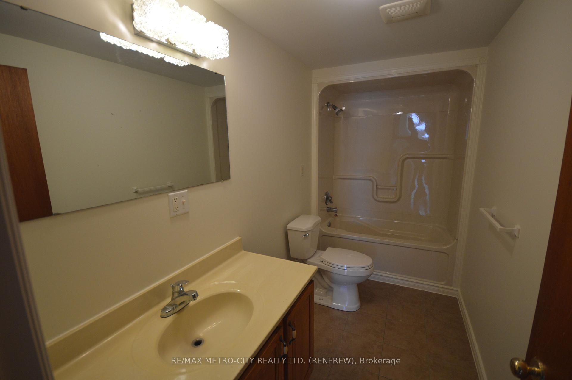 Photo 13 of 2089 Russett Drive, McNab/Braeside, Mcnab/Braeside Twps — HOMEH