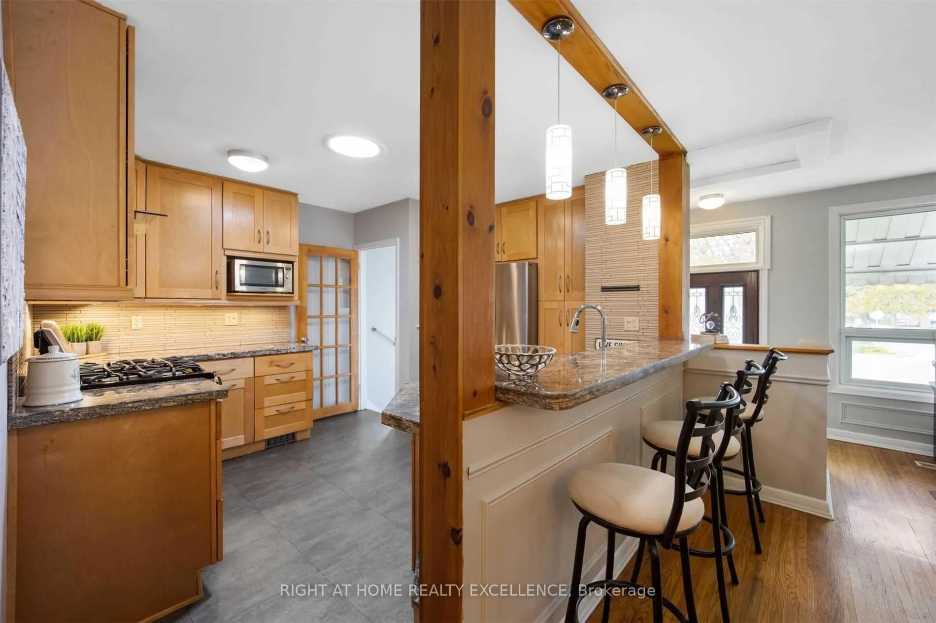 Photo 2 of Unit Upper Level, 23 Davis Road, Aurora, Aurora Highlands — HOMEH