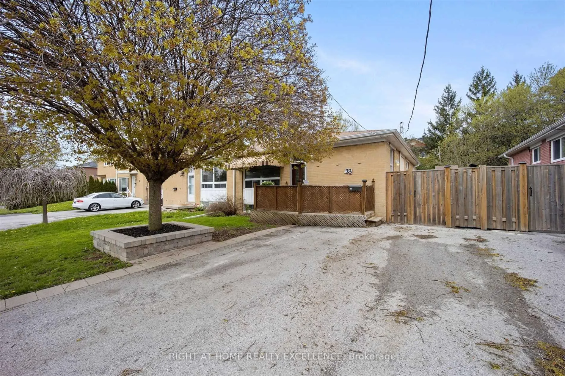 Photo 4 of Unit Upper Level, 23 Davis Road, Aurora, Aurora Highlands — HOMEH