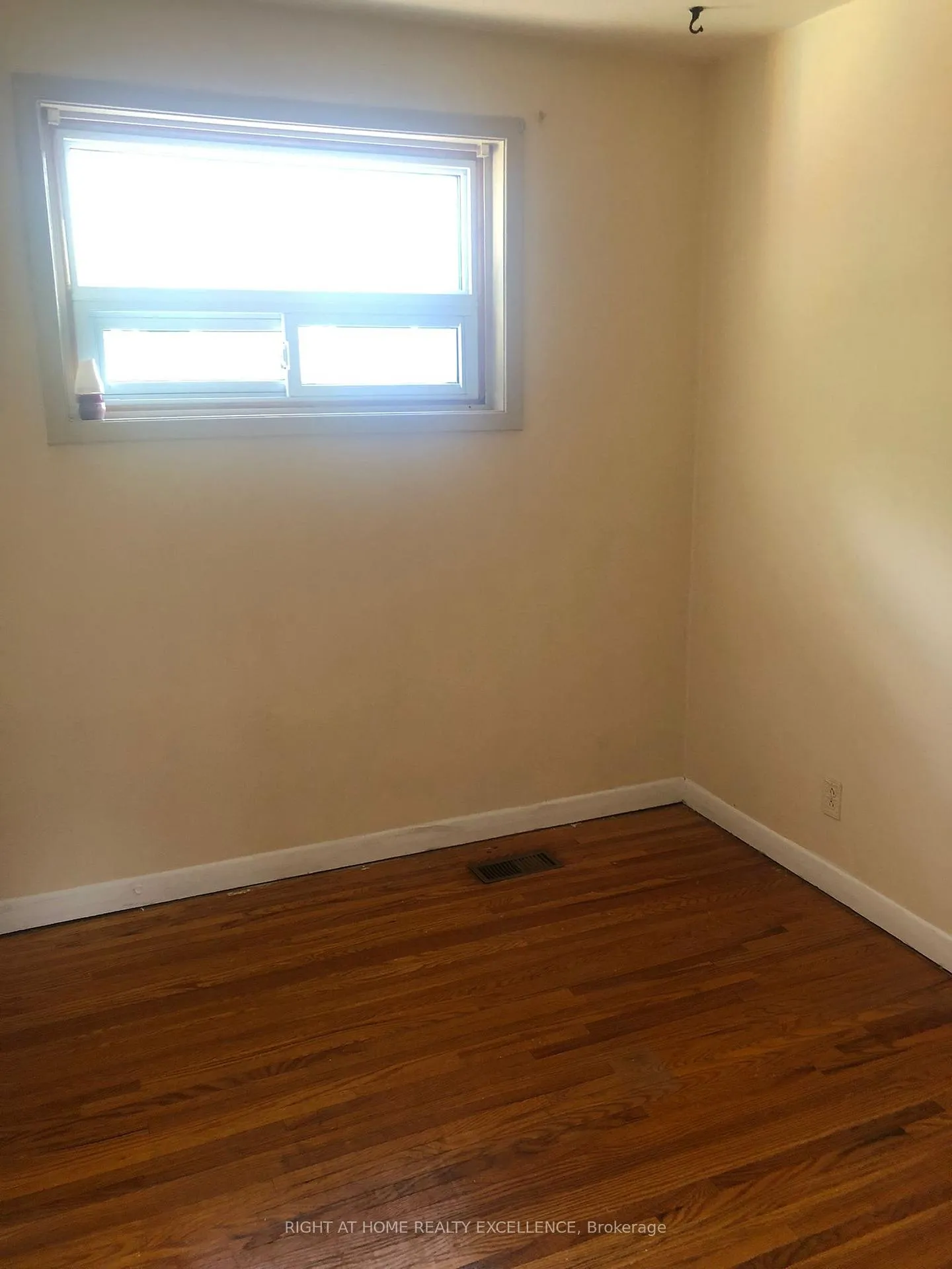 Photo 12 of Unit Upper Level, 23 Davis Road, Aurora, Aurora Highlands — HOMEH