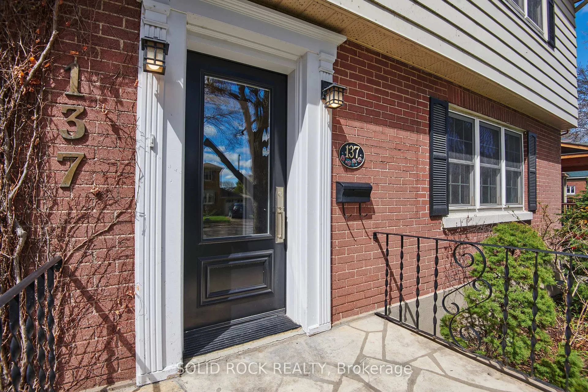 Photo 2 of 137 Southern Drive, Ottawa, Old Ottawa South/Rideau Gardens — HOMEH