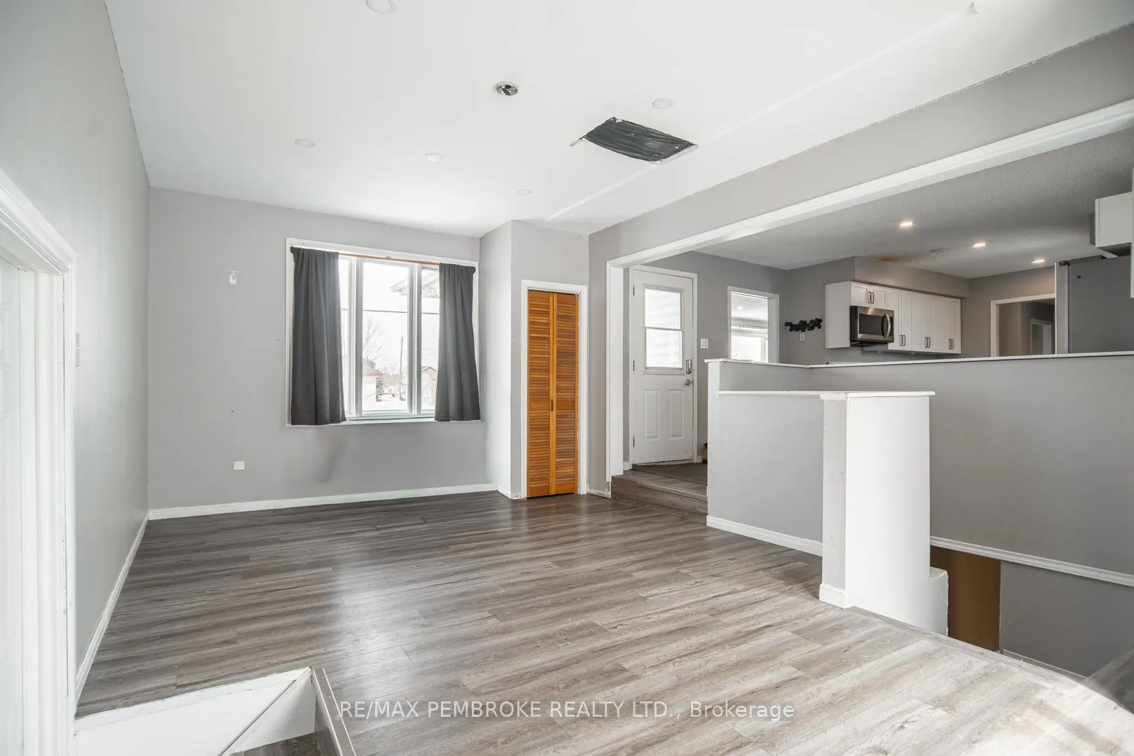 Photo 5 of 35 Mohns Avenue, Petawawa — HOMEH
