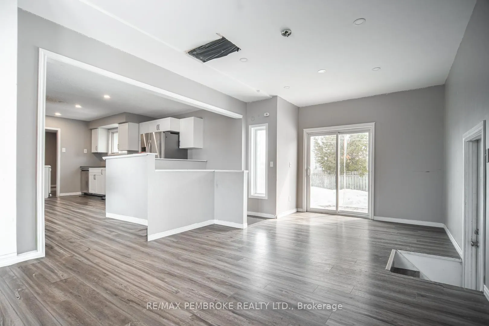 Photo 6 of 35 Mohns Avenue, Petawawa — HOMEH