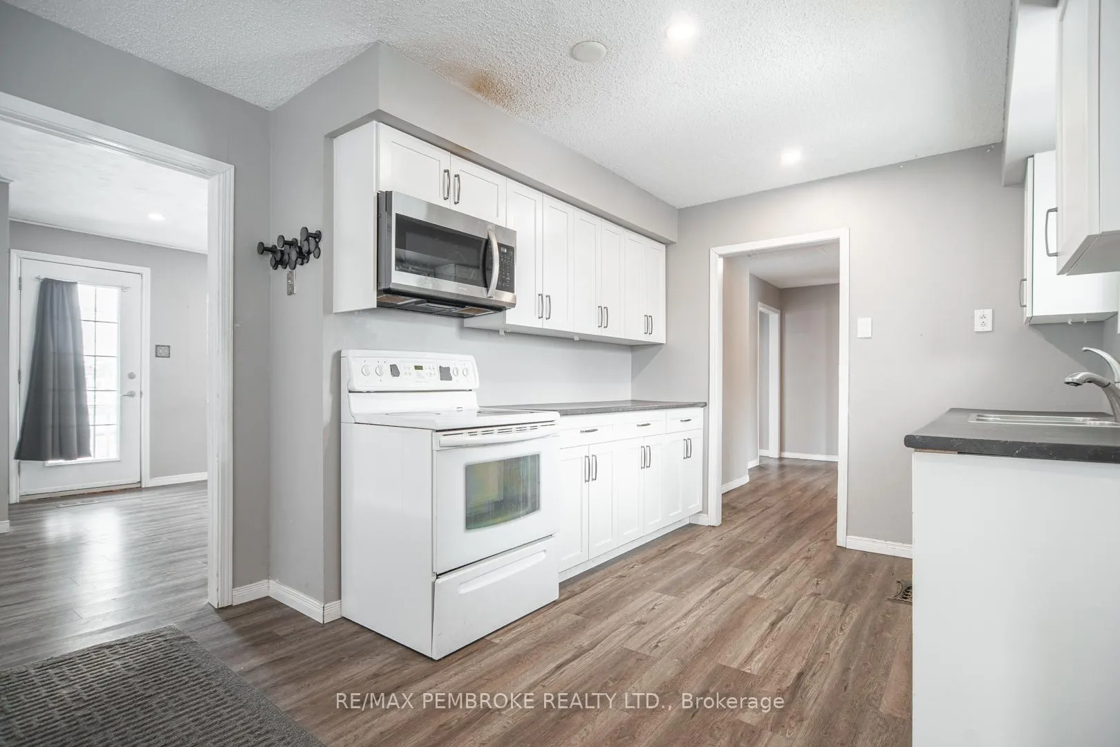 Photo 8 of 35 Mohns Avenue, Petawawa — HOMEH