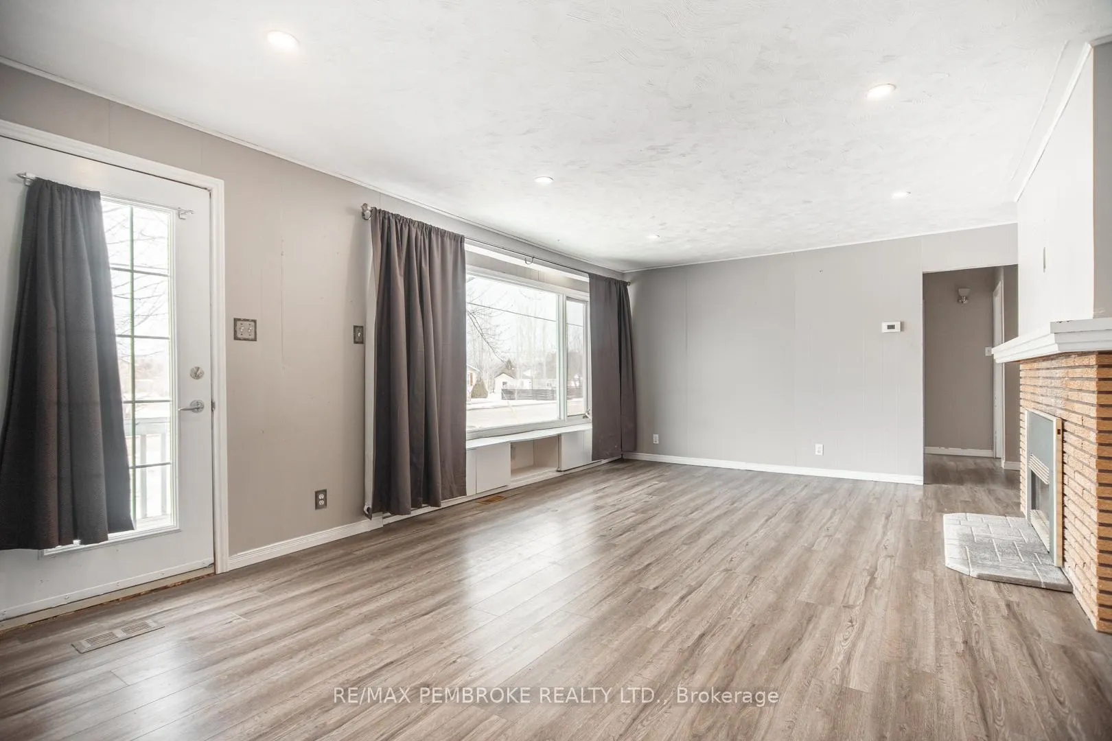 Photo 10 of 35 Mohns Avenue, Petawawa — HOMEH