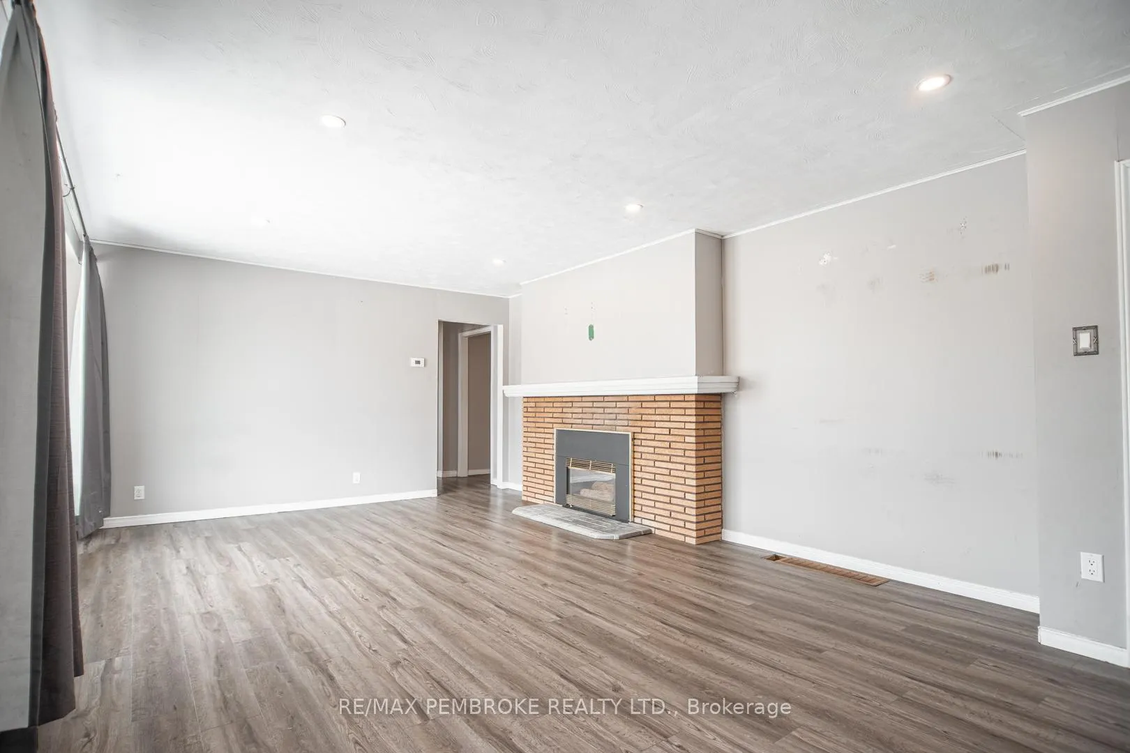 Photo 11 of 35 Mohns Avenue, Petawawa — HOMEH
