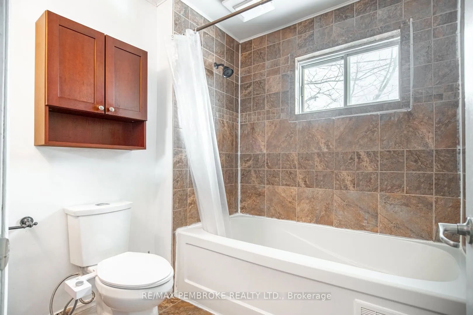 Photo 13 of 35 Mohns Avenue, Petawawa — HOMEH
