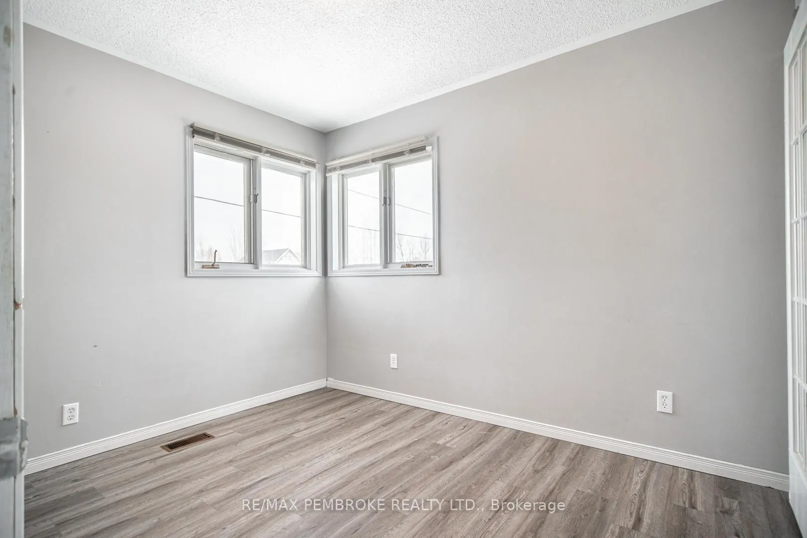 Photo 15 of 35 Mohns Avenue, Petawawa — HOMEH