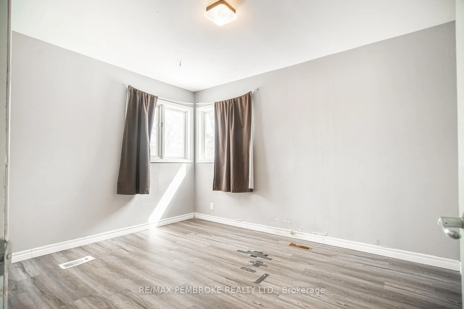 Photo 17 of 35 Mohns Avenue, Petawawa — HOMEH