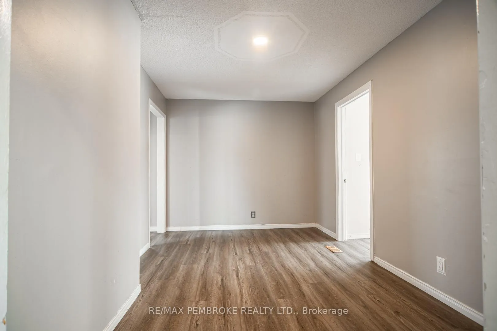 Photo 20 of 35 Mohns Avenue, Petawawa — HOMEH