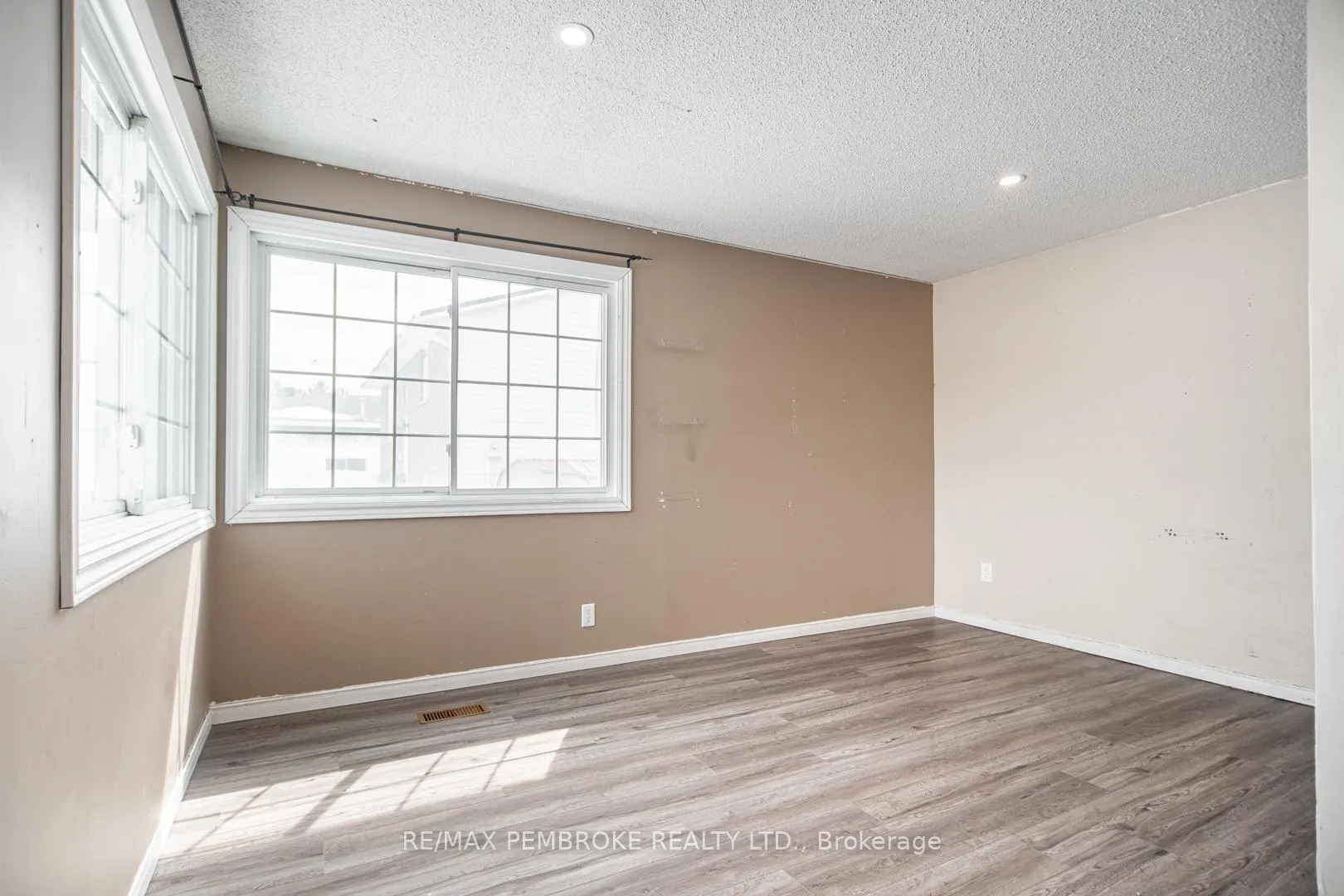 Photo 21 of 35 Mohns Avenue, Petawawa — HOMEH