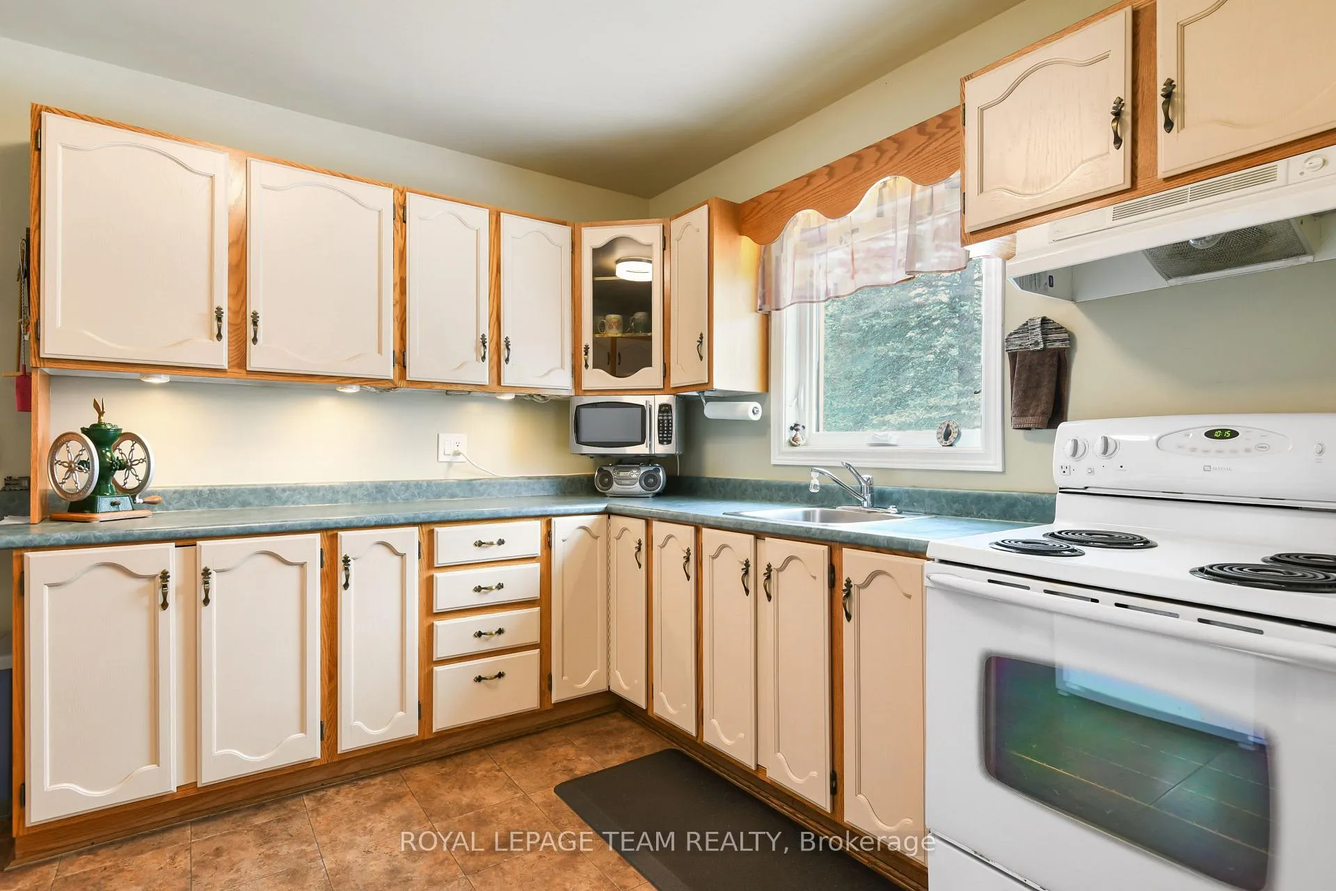Photo 13 of 2695 Dunrobin Road, Ottawa, Kanata - Kanata (North West) — HOMEH
