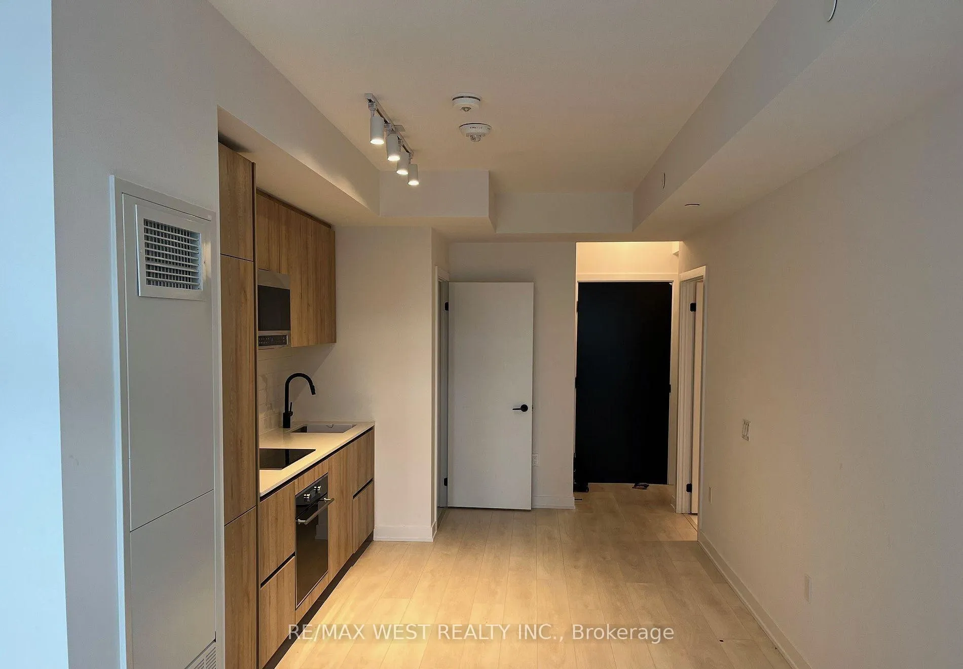 Photo 3 of Unit 2503, 127 Broadway Avenue, Toronto, Mount Pleasant West — HOMEH
