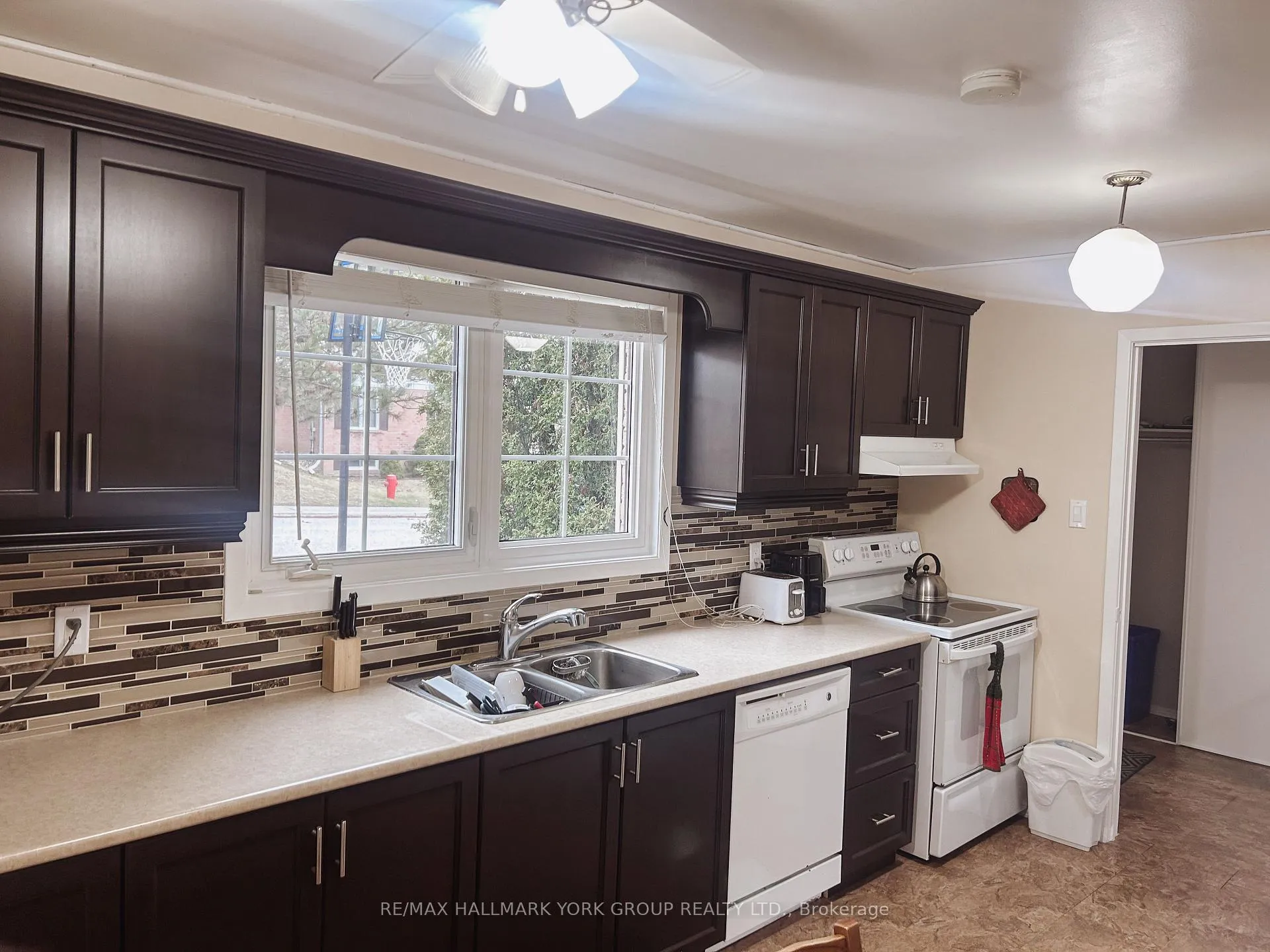 Photo 4 of 176 Robinson Drive, Newmarket, Central Newmarket — HOMEH