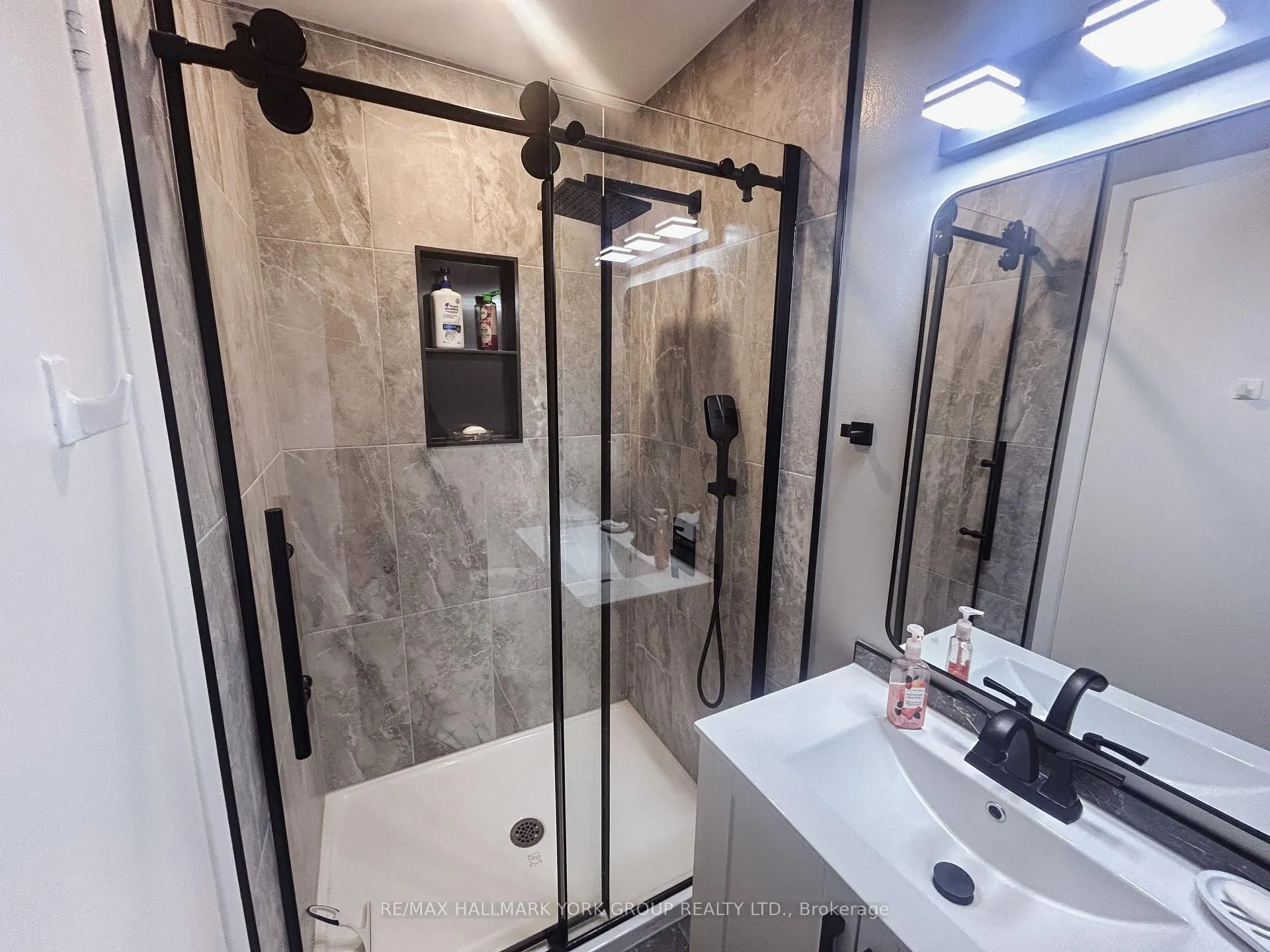 Photo 5 of 176 Robinson Drive, Newmarket, Central Newmarket — HOMEH