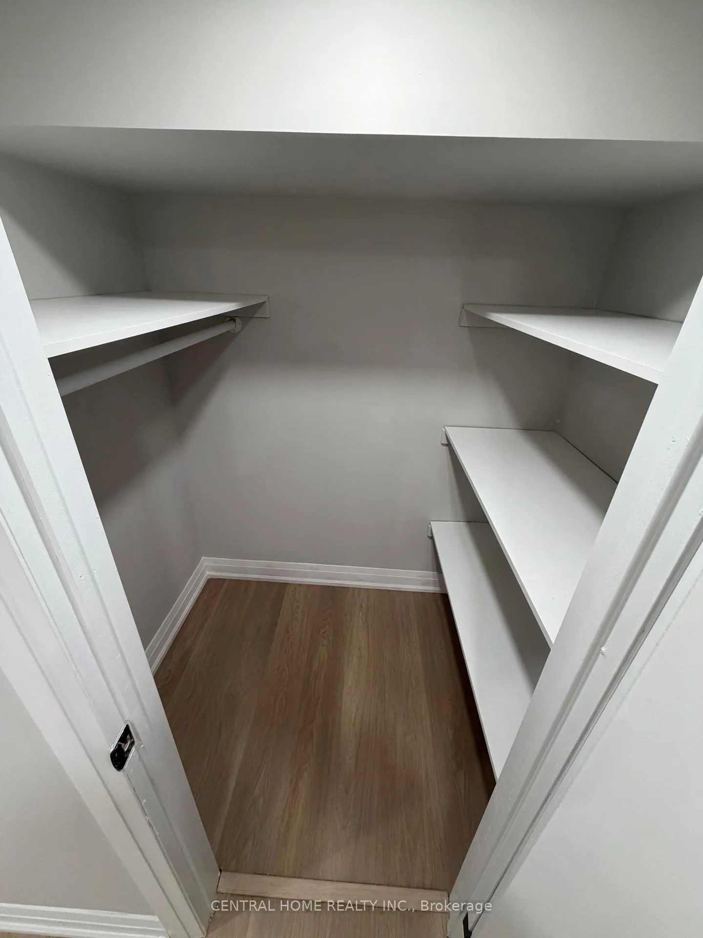 Photo 8 of 229 Spring Gate Boulevard, Vaughan, Crestwood-Springfarm-Yorkhill — HOMEH