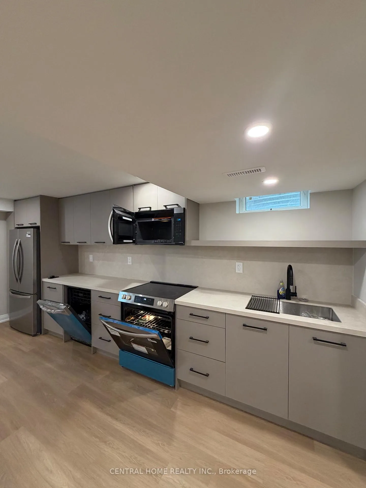 Photo 10 of 229 Spring Gate Boulevard, Vaughan, Crestwood-Springfarm-Yorkhill — HOMEH