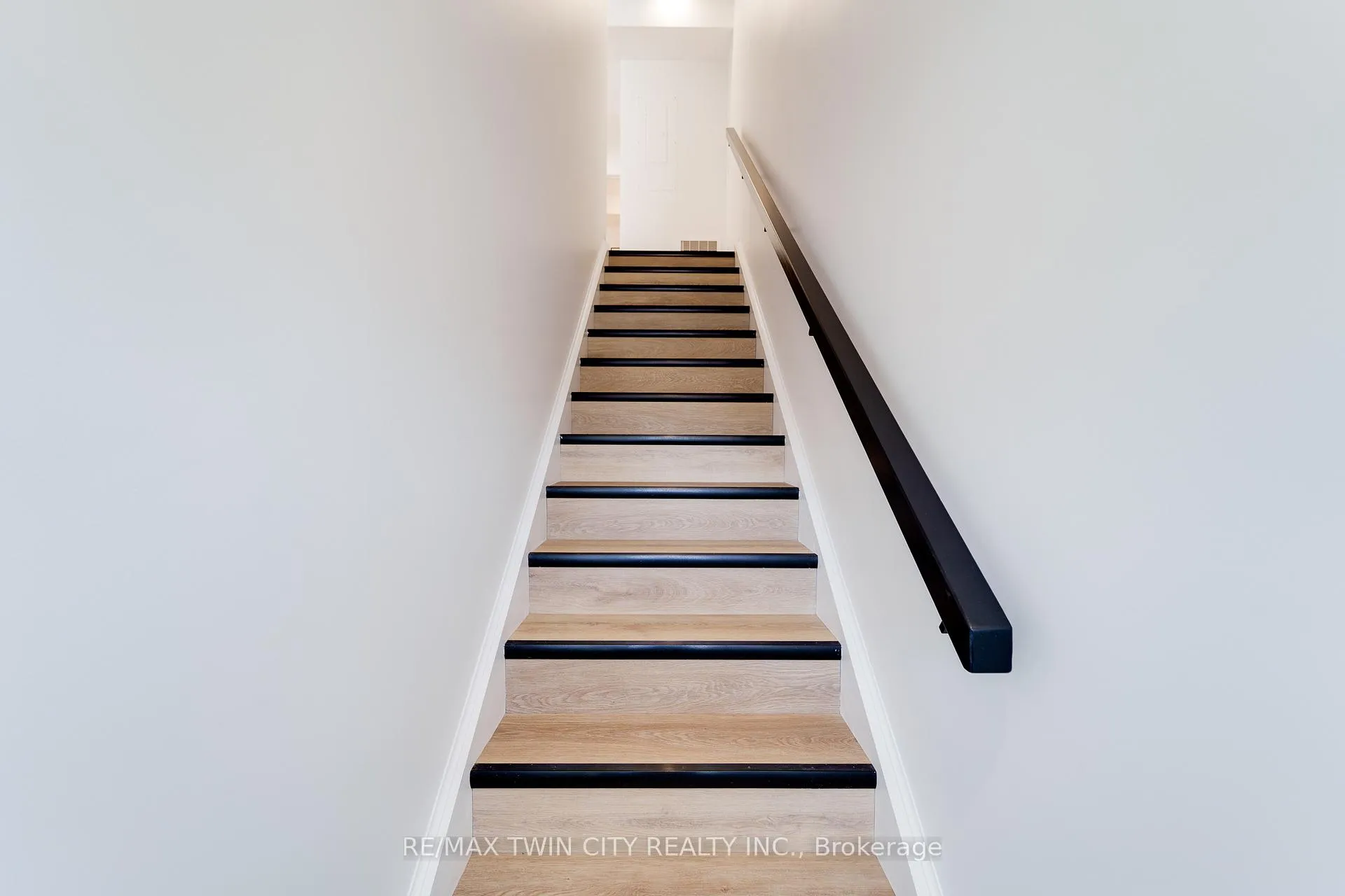 Front of Unit 3, 825 Stirling Avenue S