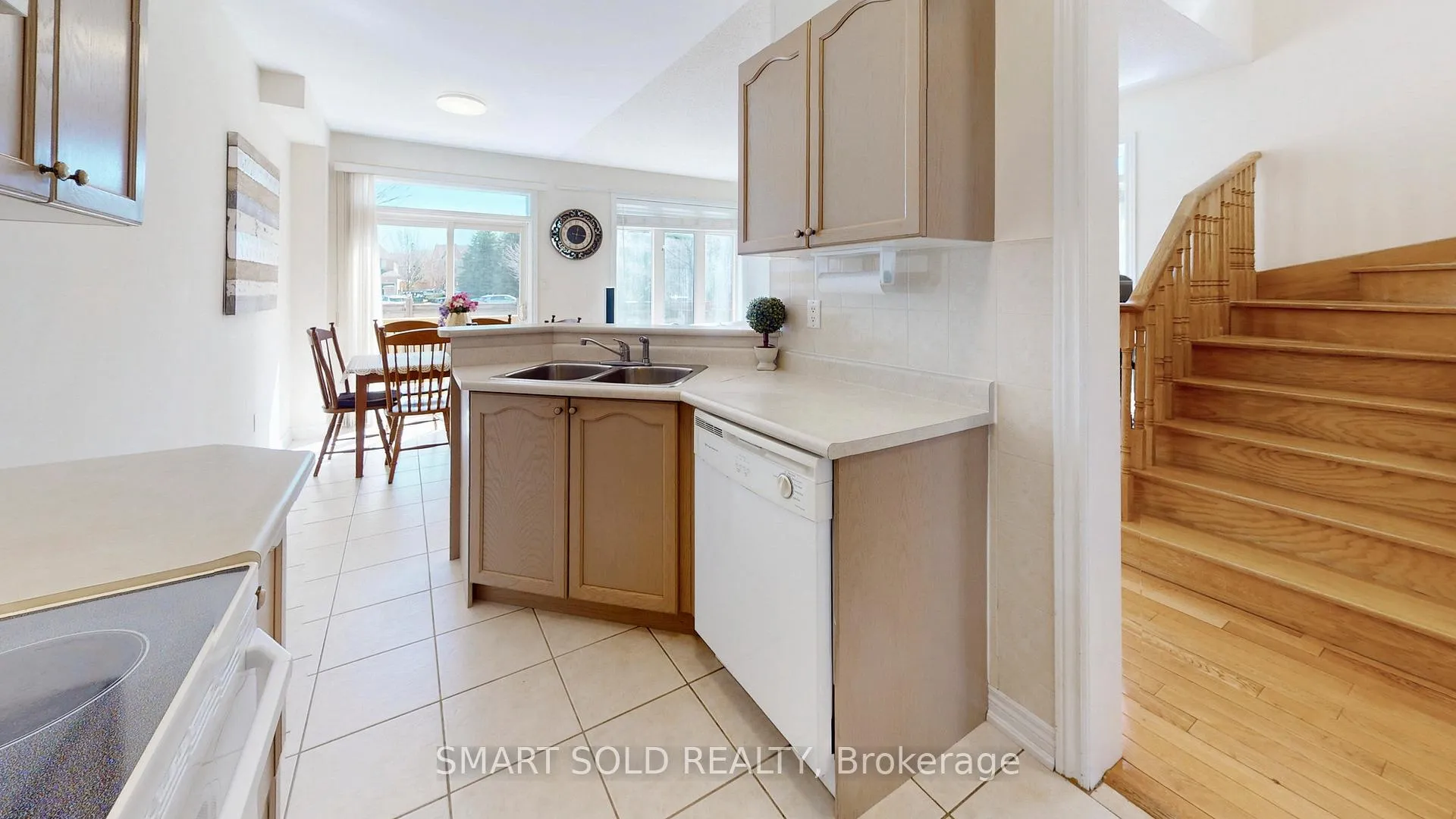 Photo 11 of 208 Cabernet Road, Vaughan, Patterson — HOMEH