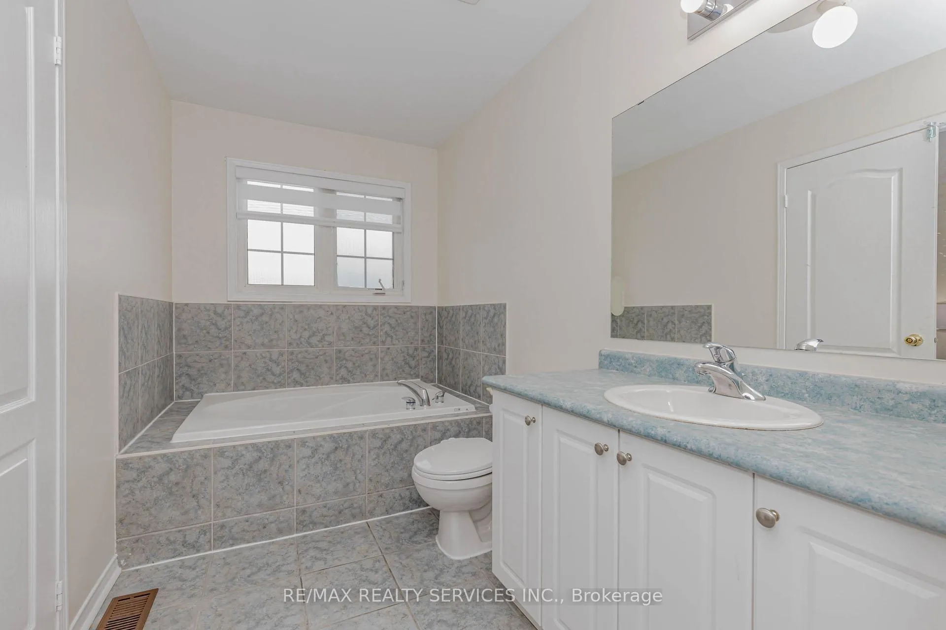 Photo 26 of 102 Sand Cherry Crescent, Brampton, Sandringham-Wellington — HOMEH