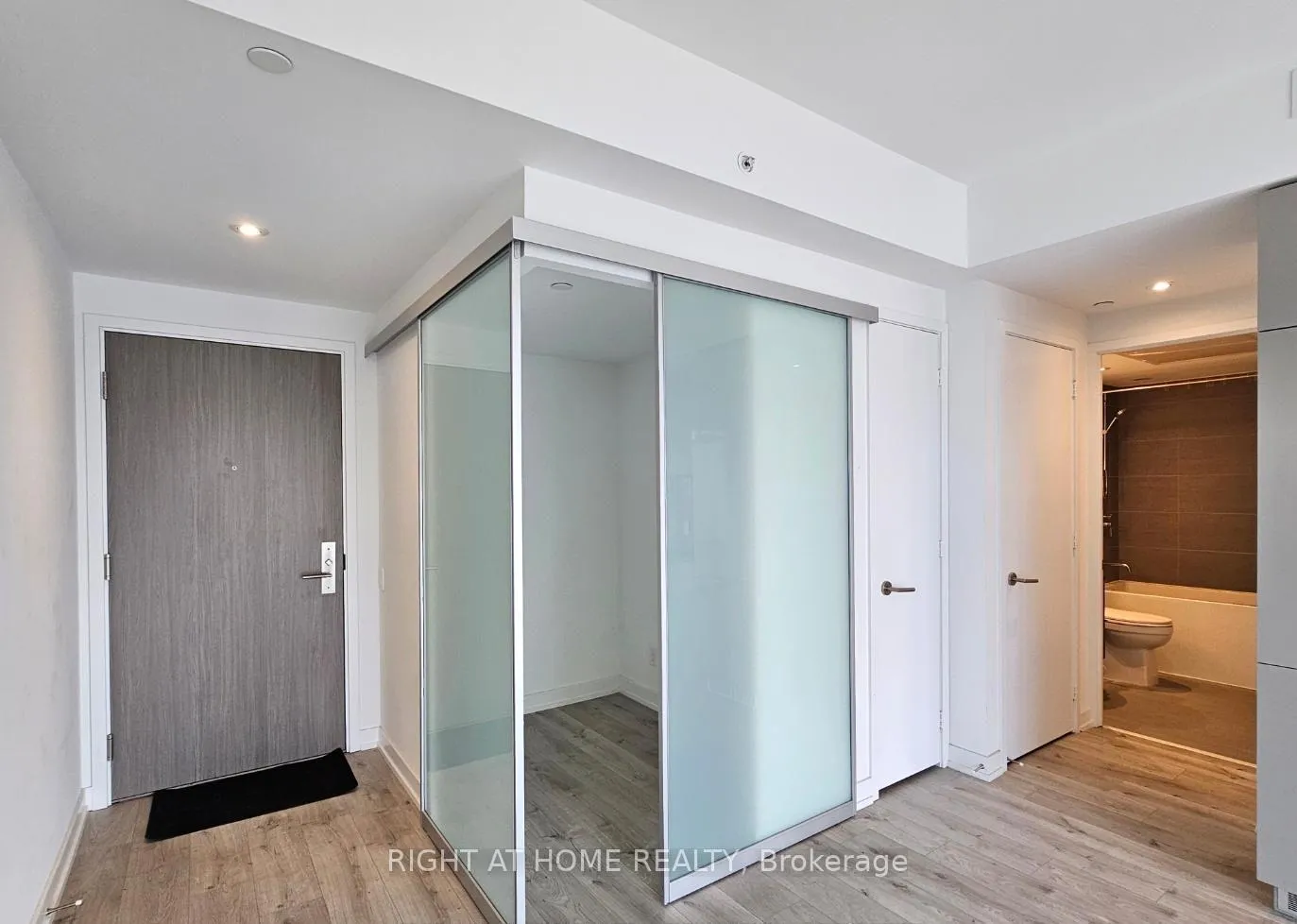 Photo 3 of Unit 1502, 161 Roehampton Avenue, Toronto, Mount Pleasant West — HOMEH