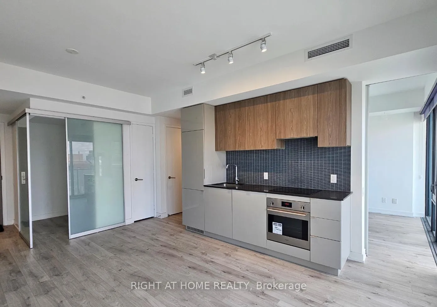 Photo 4 of Unit 1502, 161 Roehampton Avenue, Toronto, Mount Pleasant West — HOMEH