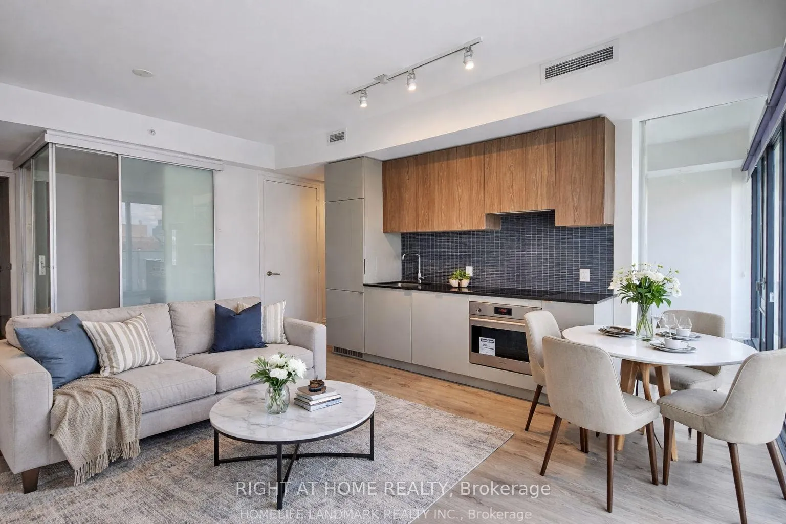 Photo 6 of Unit 1502, 161 Roehampton Avenue, Toronto, Mount Pleasant West — HOMEH