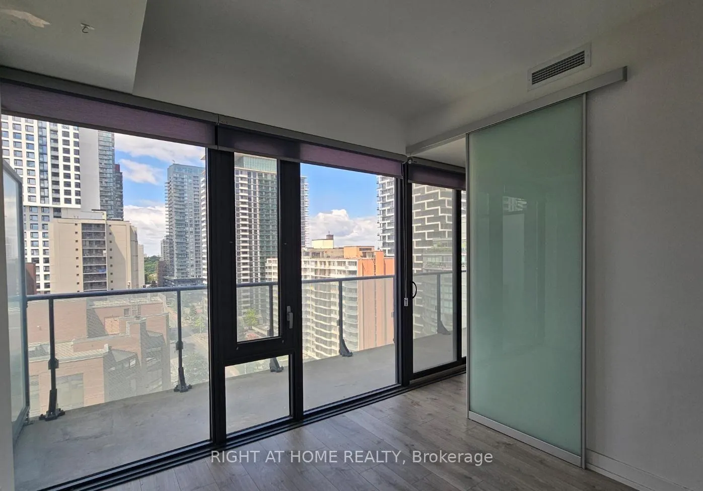 Photo 9 of Unit 1502, 161 Roehampton Avenue, Toronto, Mount Pleasant West — HOMEH