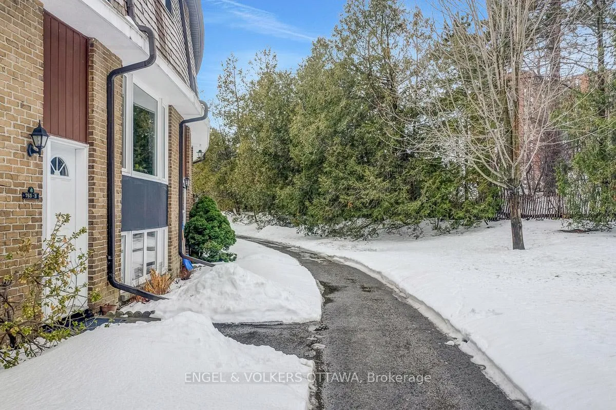Front of Unit B, 765 Springland Drive