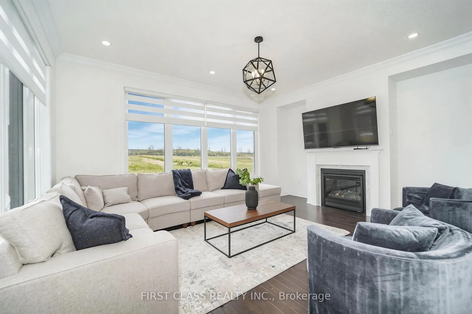Photo 2 of 101 Thicketwood Avenue, Barrie, Rural Barrie Southeast — HOMEH