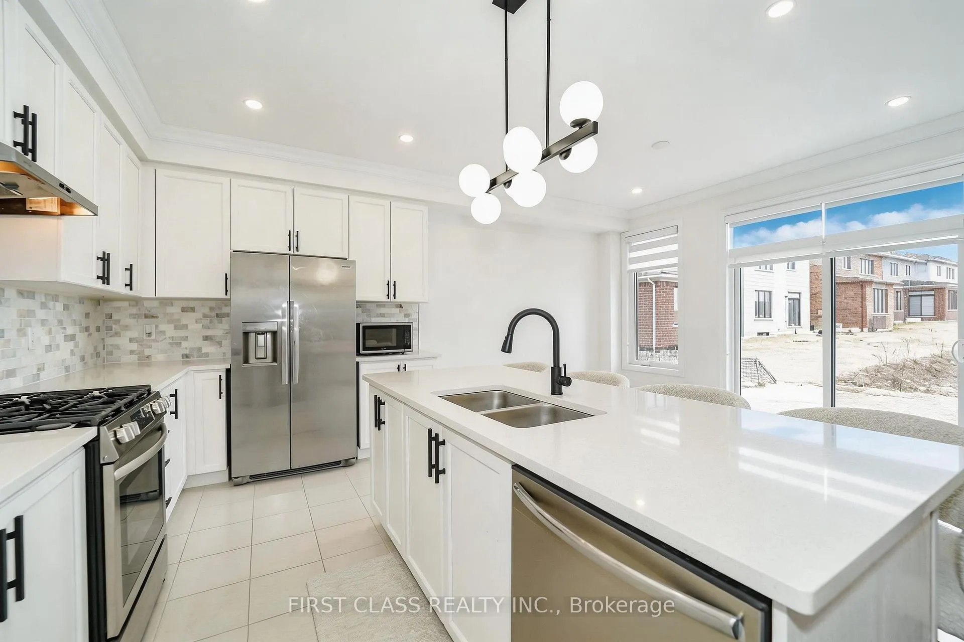 Photo 4 of 101 Thicketwood Avenue, Barrie, Rural Barrie Southeast — HOMEH