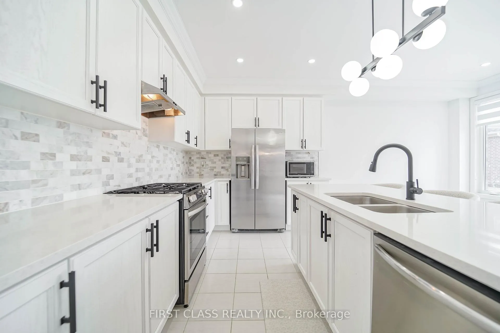 Photo 5 of 101 Thicketwood Avenue, Barrie, Rural Barrie Southeast — HOMEH
