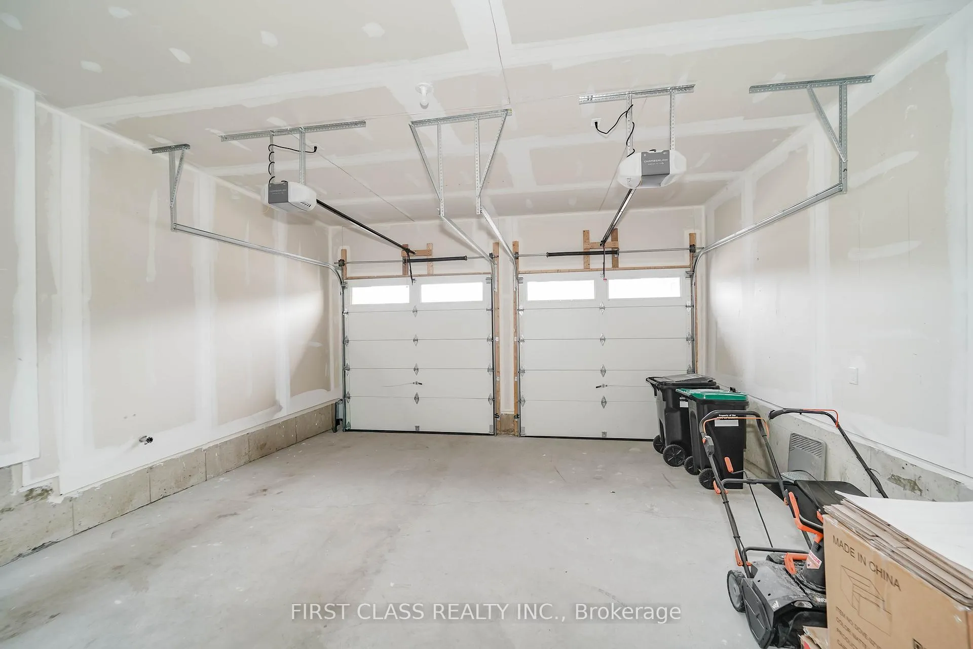 Photo 32 of 101 Thicketwood Avenue, Barrie, Rural Barrie Southeast — HOMEH