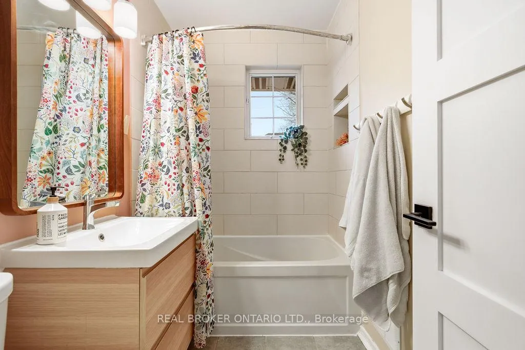 Photo 15 of 2086 Blossom Drive, Ottawa, Applewood Acres — HOMEH