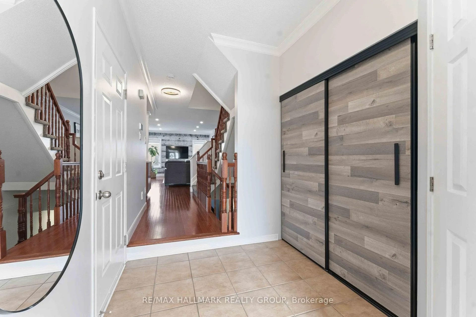 Photo 3 of 2034 Winsome Terrace, Ottawa, Fallingbrook/Gardenway South — HOMEH