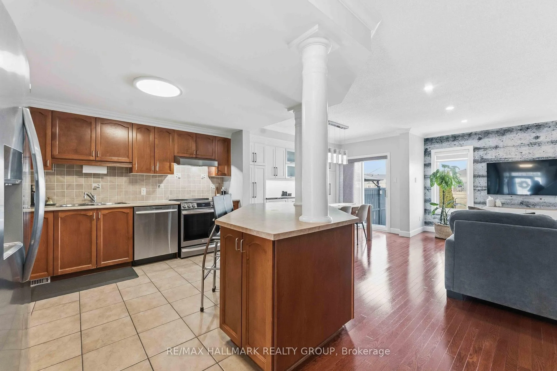 Photo 6 of 2034 Winsome Terrace, Ottawa, Fallingbrook/Gardenway South — HOMEH