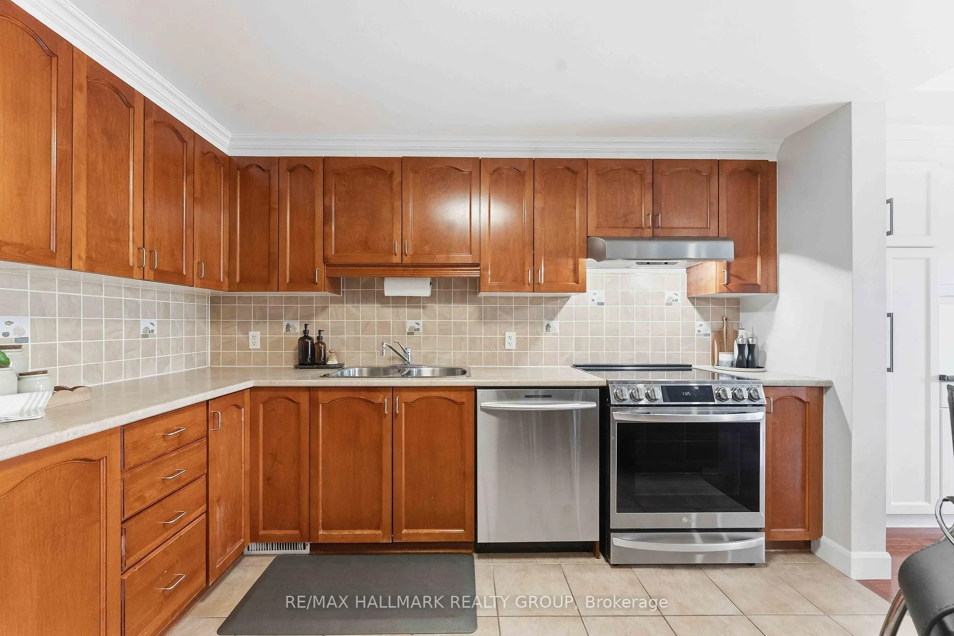 Photo 7 of 2034 Winsome Terrace, Ottawa, Fallingbrook/Gardenway South — HOMEH
